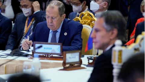 Russia's Foreign Minister Sergey Lavrov (L) and US Secretary of State Antony Blinken (R) attend the East Asia Summit Foreign Ministers meeting during the 55th ASEAN Foreign Ministers' Meeting in Phnom Penh on August 5, 2022.