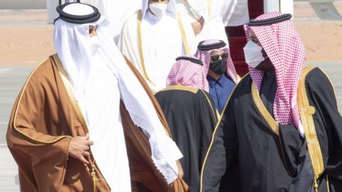 Qatar's Emir Sheikh Tamim bin Hamad Al Thani is greeted by Saudi Crown Prince Mohammed bin Salman on arrival in al-Ula, Saudi Arabia (5 January 2021)