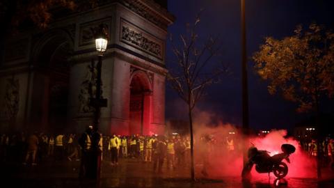 Protesters wearing yellow vests, a symbol of a French drivers" protest against higher diesel taxes, gather at the Place de l"Etoile near the Arc de Triomphe in Paris, France, December 1, 2018