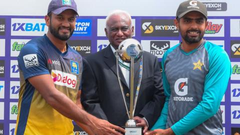 Sri Lanka captain Dimuth Karunaratne and Pakistan skipper Babar Azam with the Test series trophy