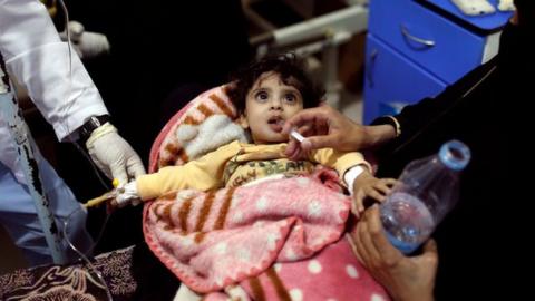 Woman gives her daughter rehydration fluid at a cholera treatment centre in Sanaa, Yemen May 15, 2017