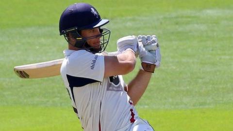 Opener Sean Dickson's 39 gave Kent a fine start in their second-innings run chase