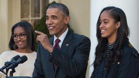 President Obama and daughters at 2015 Turkey Pardoning