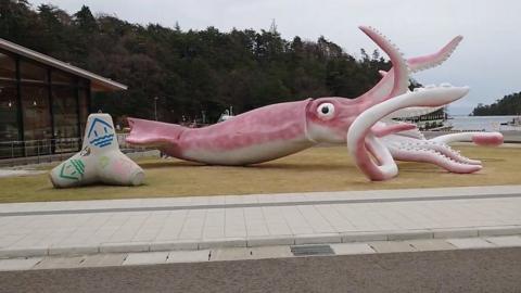 giant squid statue