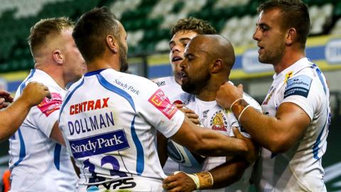 Exeter celebrate Tom O'Flaherty's late try