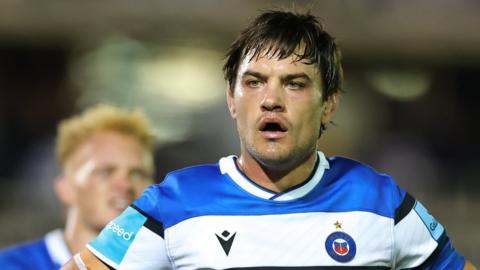 Bath lock Quinn Roux has signed a new contract to stay at the Premiership club.