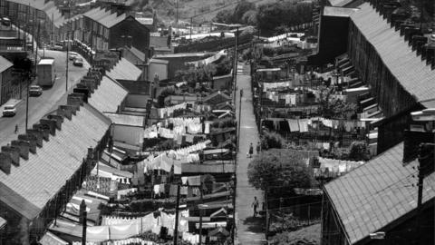 Rhondda Valley, Monday Wash Day (1972) gan David Hurn