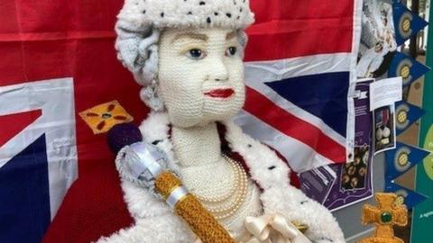 Knitted queen