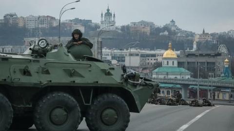 Servicemen of the Ukrainian National Guard take positions in central Kyiv, Ukraine February 25, 2022