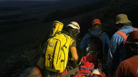 Mountain rescuers help injured man