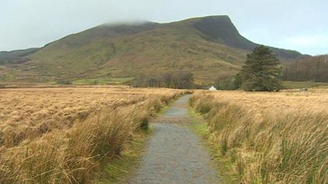 Llwybr yn ardal Rhyd Ddu