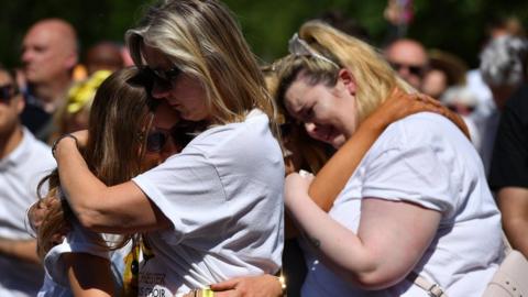 Women hugging in Cathedral Gardens