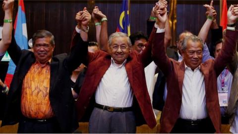 Mahathir Mohamad (centre front) and Pakatan Harapan members