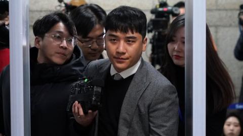 Lee Seung-hyun (centre), better known as Seungri, arrives in court. Photo: 13 January 2020
