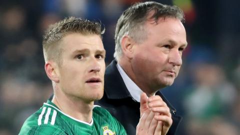 Steven Davis with Michael O'Neill at Windsor Park in 2019