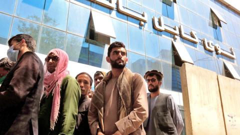 Afghans gather outside a closed bank in Kabul, Afghanistan, on 25 August 2021