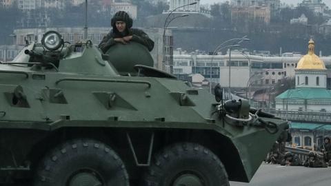 Ukrainian National Guard take positions in Kyiv