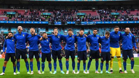 Italian players signing their national anthem