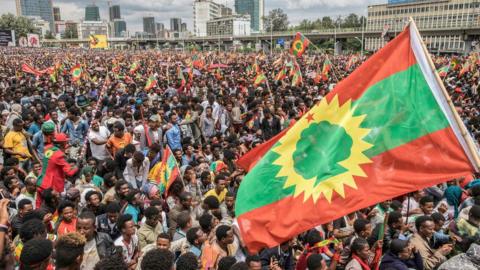 Oromo flag in front of a larg crowd