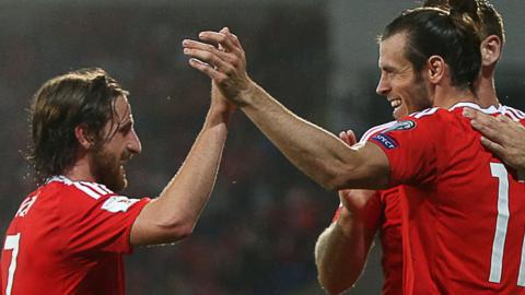 Joe Allen (left) and Gareth Bale