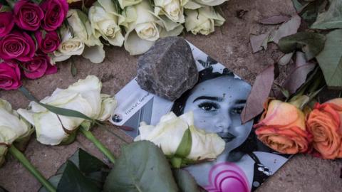 A picture of Susanna Maria Feldman is placed among flowers