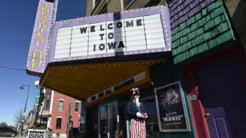 A man dressed as Uncle Sam walks outside a costume shop in West Des Moines, Iowa, 31 January 2016.