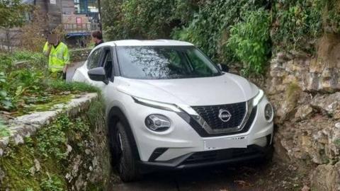 White Nissan Juke wedged in the footpath