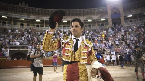 Spanish matador Francisco Rivera Ordonez "Paquirri" waves after the bullfight at the Coliseo Balear in Palma de Mallorca on August 3, 2017