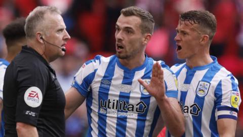 Huddersfield players complain