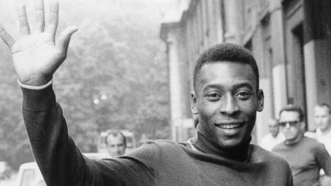 Pele waving