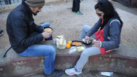 Athens residents eating food from soup kitchen, 6 Feb 15