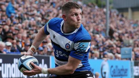 Ruaridh McConnochie of Bath Rugby looks to pass the ball