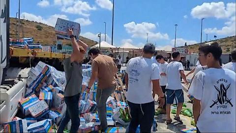 Israeli protesters throwing boxes of aid