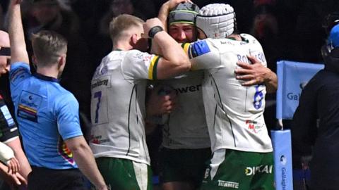 Rob Simmons scores a try for London Irish