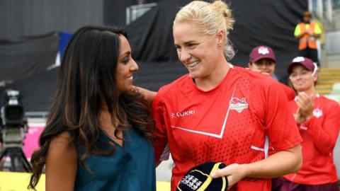 Isa Guha presents Katherine Sciver-Brunt with a cap for her 100th T20 international