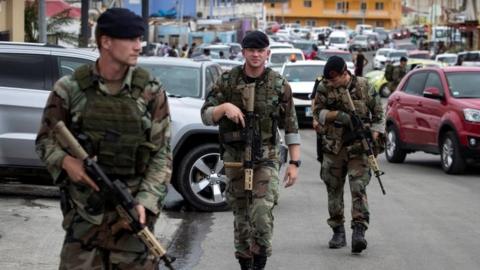 Dutch soldiers patrol the streets of St Martin (07 September 2017)