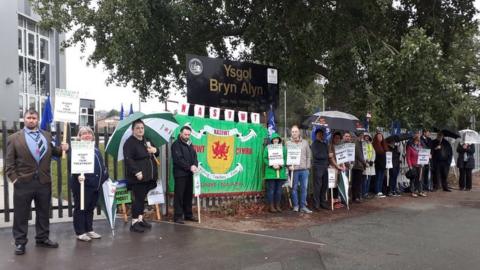 Protest Ysgol Bryn Alyn