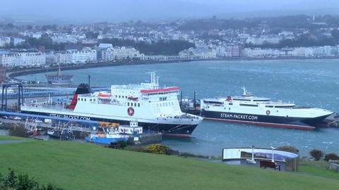 Ben-my-Chree and Mannanan in Douglas Harbour