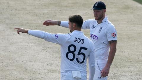 Ben Stokes talking to Will Jacks about field placements