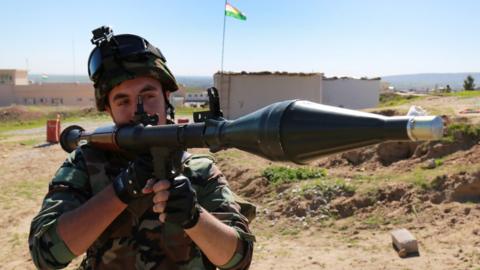 Iraqi Kurdish Peshmerga fighter takes up position at a barracks around the town of Bashiqa (17 February 2016)