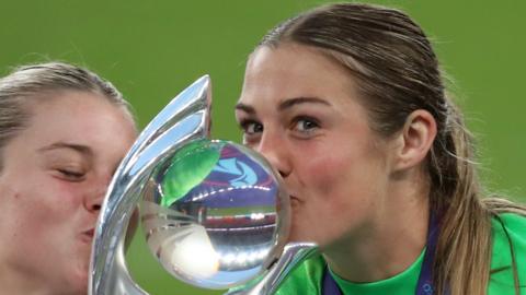 Mary Earps (left) and Alessia Russo celebrate England's Euro 2022 triumph