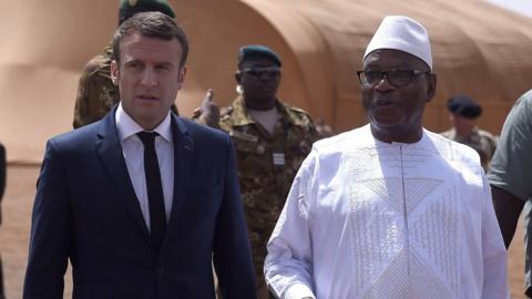 French President Emmanuel Macron (L) talks with Mali"s President Ibrahim Boubacar Keita (R) during a visit to the troops of France"s Barkhane counter-terrorism operation in Africa"s Sahel region in Gao, northern Mali, 19 May 2017