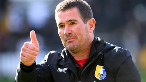 Nigel Clough give's his Mansfield players a thumbs up