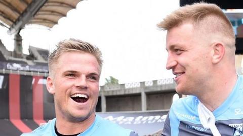 Gareth Anscombe a Macauley Cook