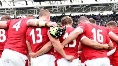 Wales rugby huddle