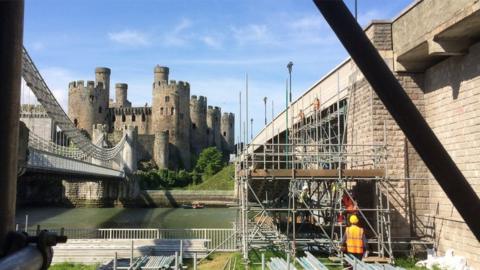 Gwaith ar bont dros Afon Conwy