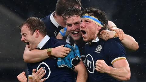 Scotland players celebrate victory at Twickenham