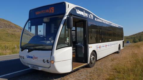 X19 service by Llew Jones Coaches