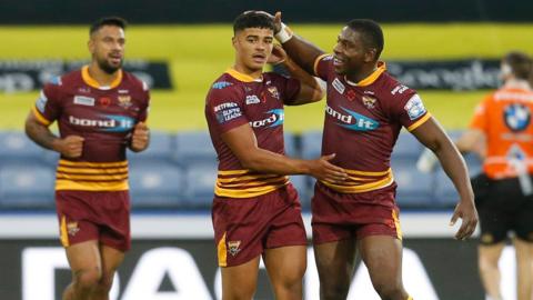 Will Pryce (centre) of Huddersfield Giants