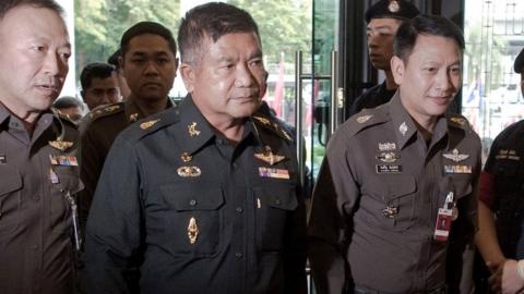 Lieutenant General Manas Kongpan surrounded by police in 2015